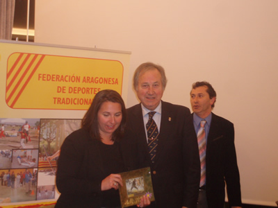 Mar&iacute;a Navarro, Secretar&iacute;a de Comuneros recibiendo el trofeo de manos de Luis Garriga, Primer Vicepresidente de la FADT cuando se cre&oacute; y actual miembro de la Academia Ol&iacute;mpica Espa&ntilde;ola del COE.